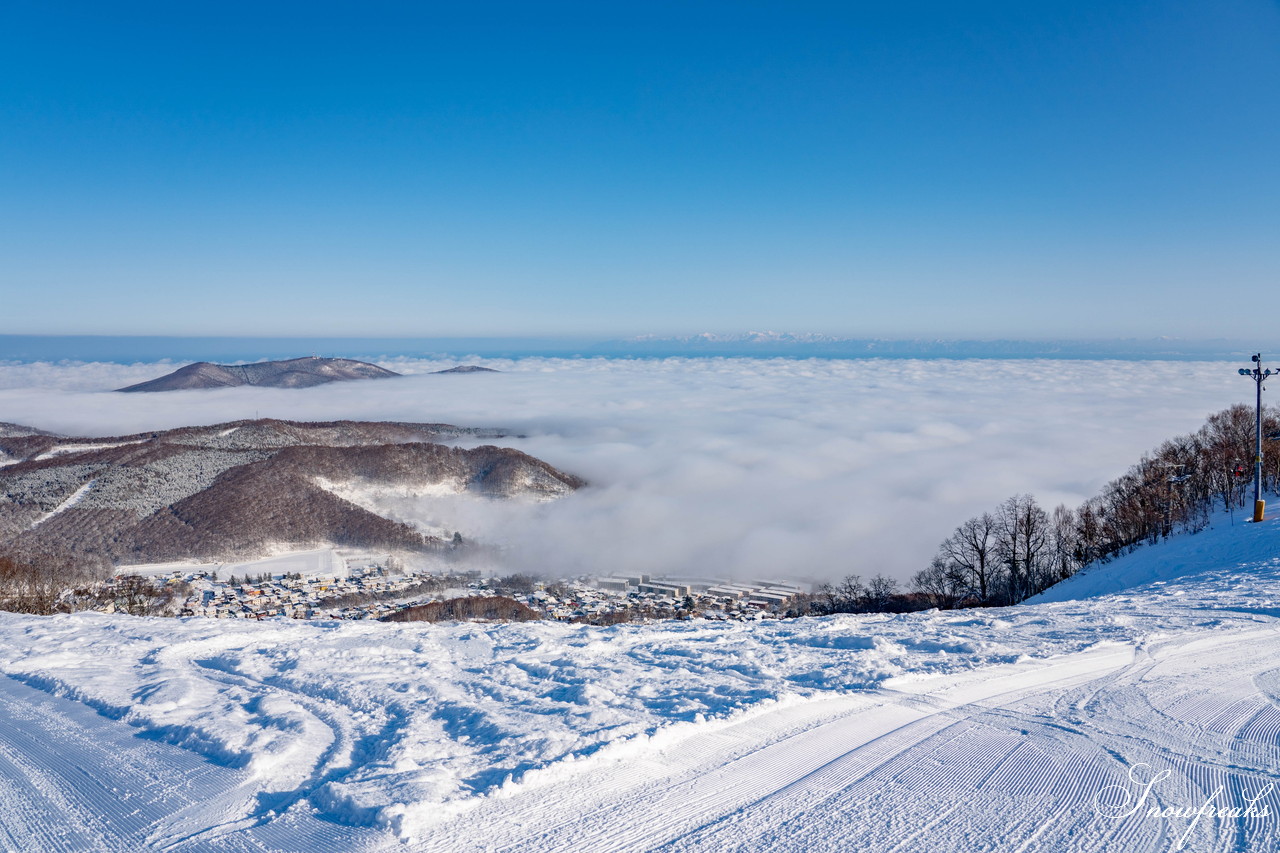 小樽天狗山スキー場　大雲海発生！息を吞む絶景とドライパウダー。北海道の雪山の魅力が詰まったローカルゲレンデを滑る！